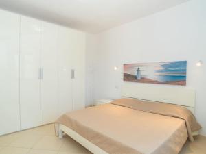 A bed or beds in a room at Holiday Home Pellicano by Interhome