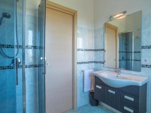 A bathroom at Holiday Home Pellicano by Interhome
