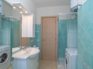 A bathroom at Holiday Home Pellicano by Interhome