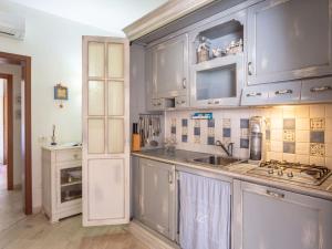 uma cozinha com armários de aço inoxidável e um lavatório em Holiday Home Stella Marina by Interhome em Marina di Pietrasanta