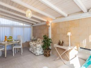 uma sala de estar com uma mesa e uma cadeira em Holiday Home Stella Marina by Interhome em Marina di Pietrasanta