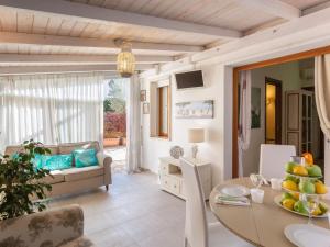 uma sala de estar com uma mesa e um sofá em Holiday Home Stella Marina by Interhome em Marina di Pietrasanta