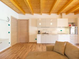 salon z kanapą i kuchnią w obiekcie Holiday Home Gelsomini - CCO521 by Interhome w mieście Colico