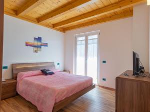 sypialnia z łóżkiem i telewizorem w obiekcie Holiday Home Gelsomini - CCO521 by Interhome w mieście Colico +21 zdjęć