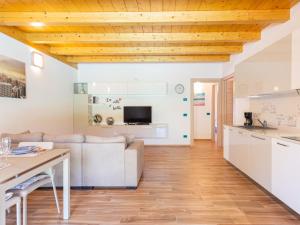 kuchnia i salon z drewnianym sufitem w obiekcie Holiday Home Gelsomini - CCO521 by Interhome w mieście Colico
