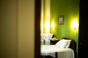 Ein Bett oder Betten in einem Zimmer der Unterkunft Hotel Pelops