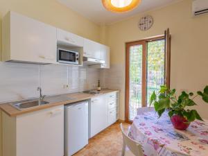 Kuchyňa alebo kuchynka v ubytovaní Apartment Mare Blu-1 by Interhome