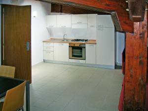 cocina con armarios blancos y fogones en Apartment Casa del Mar-1 by Interhome, en Roseto degli Abruzzi