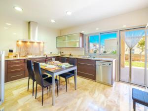 Kuchyň nebo kuchyňský kout v ubytování Villa Son Jil by Interhome