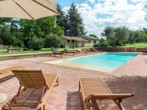 una piscina con lettini e un ombrellone di Holiday Home Podere Sant' Antonio-4 by Interhome a Bolsena