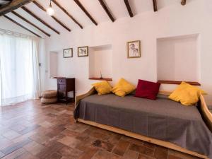 una camera da letto con un letto con cuscini gialli e rossi di Holiday Home Podere Sant' Antonio-4 by Interhome a Bolsena
