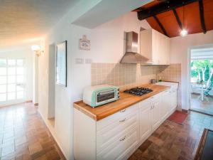 una cucina con forno a microonde sopra un bancone di Holiday Home Podere Sant' Antonio-4 by Interhome a Bolsena