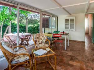 un soggiorno con sedie, tavolo e tavolo e tavolo da pranzo di Holiday Home Podere Sant' Antonio-4 by Interhome a Bolsena