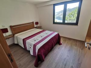 Un pat sau paturi într-o cameră la Sousa Horizonte - Louredo