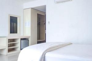 KoolKost at Bypass Jimbaran - Minimum Stay 30 Nights客房内的一张或多张床位