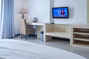 KoolKost at Bypass Jimbaran - Minimum Stay 30 Nights的电视和/或娱乐中心
