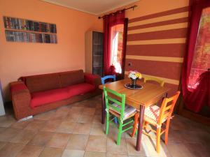 salon ze stołem i kanapą w obiekcie Holiday Home di Elsa by Interhome w mieście Brezzo