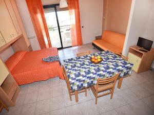 Zimmer mit einem Tisch und einem Bett sowie einem Tisch und Stühlen in der Unterkunft Studio Adriatico-1 by Interhome in San Silvestro
