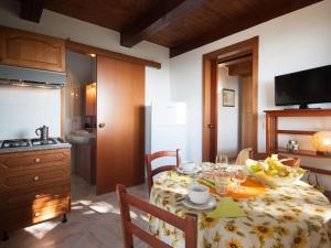 eine Küche mit einem Tisch und einer Obstschale darauf in der Unterkunft Holiday Home Piccola Oasi-5 by Interhome in Capoliveri