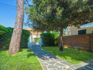 chodnik przed domem z dwoma drzewami w obiekcie Villa Anita by Interhome w mieście Marina di Pietrasanta