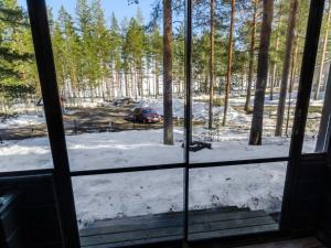 una ventana con vistas a un patio con un coche en la nieve en Holiday Home Luppo-koli - laferte 1 by Interhome, en Kolinkylä