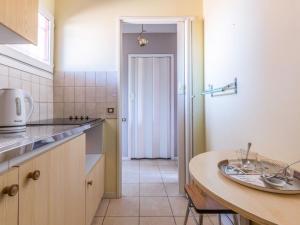 une cuisine avec un comptoir et une table à l'intérieur dans l'établissement Apartment Plein Soleil-2 by Interhome, à Arcachon 13 autres photos