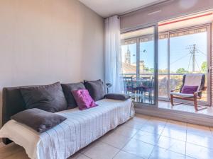 un salon avec un canapé et un balcon dans l'établissement Apartment Plein Soleil-2 by Interhome, à Arcachon