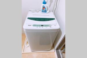 a washing machine in a corner of a room at Esperanza 204号室 in Tokyo