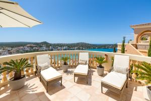 d'un balcon avec des chaises et une vue sur la ville. dans l'établissement Meerblick Villa "Buena Vista" in Santa Ponsa, Mallorca, à Santa Ponsa