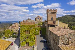 eine Luftansicht einer Stadt mit einem Schloss in der Unterkunft Castello Ginori Di Querceto in Querceto