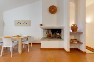 a dining room with a table and a fireplace at Villa Viola in Narbolia