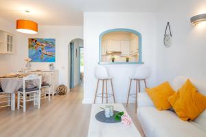 uma sala de estar com um sofá e uma mesa em Pregonda 13 Menorca em Son Parc