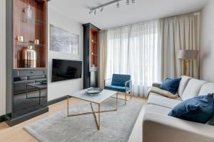 a living room with a couch and a tv at Dom & House - Apartments Old Town Tartaczna in Gdańsk