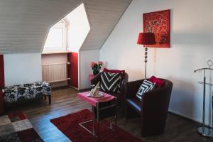 a living room with two chairs and a table at Hotel Kattenbeck in Allersberg