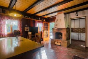 een woonkamer met een keuken en een open haard bij Cottage in the woods - Lake Bohinj in Bohinj