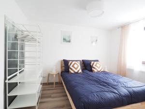 um quarto branco com uma cama e uma escada em Ferienhaus im Weindorf em Kappelrodeck