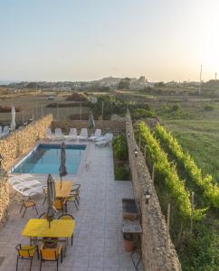 O vedere a piscinei de la sau din apropiere de Ta' Lorenzo Farmhouse