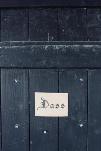 OckelboにあるBo primitivt i härbret på Oklagårdの黒い木製の扉