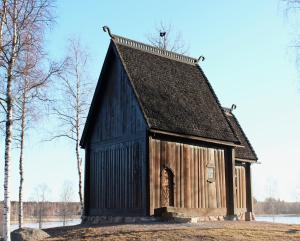 OckelboにあるBo primitivt i härbret på Oklagårdの黒屋根の小さな木造建築