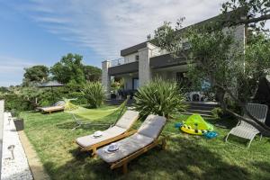 a backyard with a hammock and a house at Villa Lucia Umag in Umag