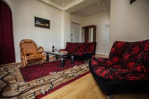 sala de estar con 2 sillas y mesa de centro en Sunny apartments. Tbilisi. 300 Aragveli, en Tiflis
