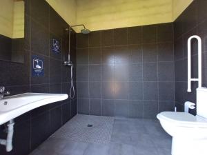 a bathroom with a sink and a toilet at O Refuxio de la Jerezana in Redondela
