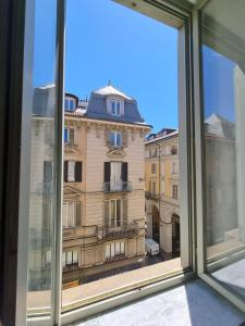 Blick auf ein Gebäude aus einem Fenster in der Unterkunft Nel cuore del Centro Storico in Turin