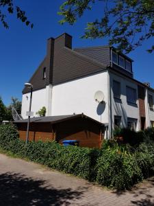 un grand bâtiment blanc avec un toit noir dans l'établissement Himmelreich Nahne, à Osnabrück