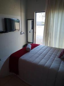 Un dormitorio con una cama con televisión y una ventana. en Rayon guesthouse, en Phalaborwa 17 fotos más