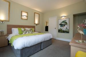 A bed or beds in a room at Brantholme Bed & Breakfast 