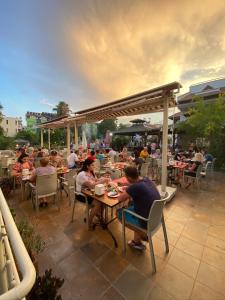 Un restaurant sau alt loc unde se poate mânca la Nar Hotel