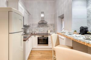 A kitchen or kitchenette at Luxury Stars In Rome - Andromeda apartment in Colosseum