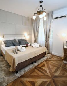 1 dormitorio con 1 cama grande en una habitación en Garden Luxury Room en Split