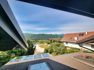 Aussicht vom Balkon eines Hauses in der Unterkunft Gästehaus auf der Höhe in Keutschach am See